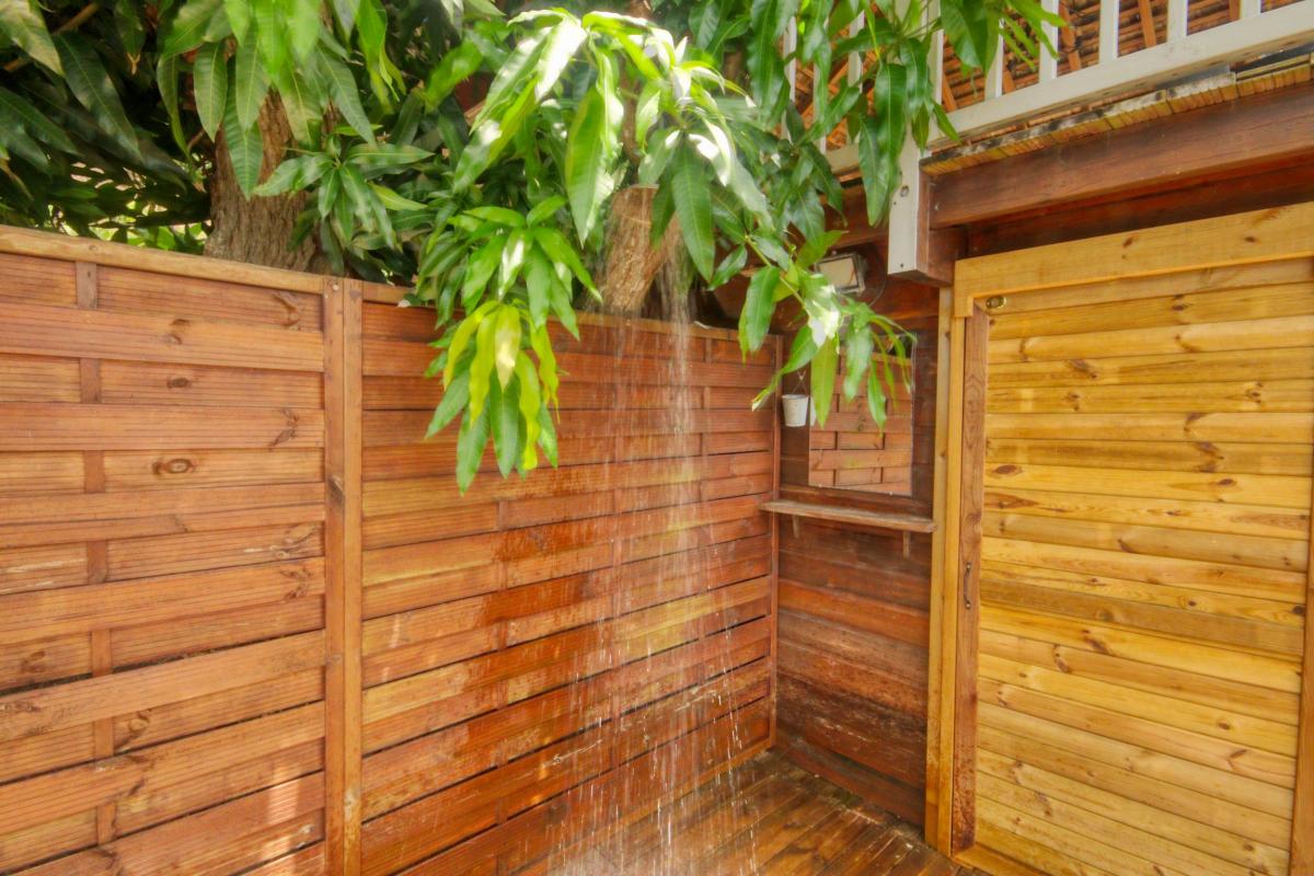 44 Location villa piscine Martinique Anses d Arlets_douche sous manguier